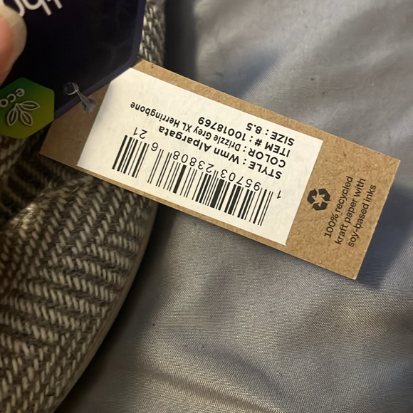 Toms there is 2 pairs of new size 8.5 one still has the tags on them - Picture 3 of 3